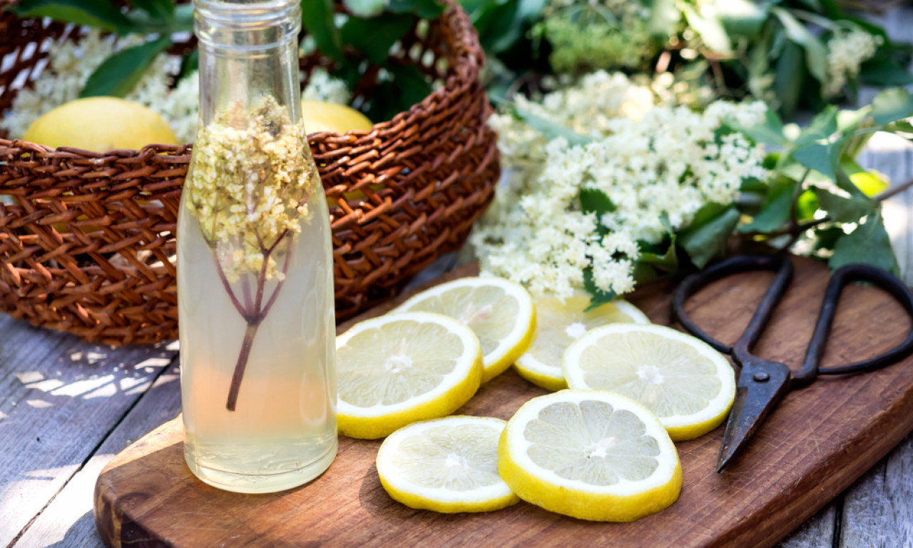 ŠTA PITI KADA JE NAPOLJU "KAO U PAKLU" Ovi napici hlade organizam, dok neki samo pogoršavaju stanje!