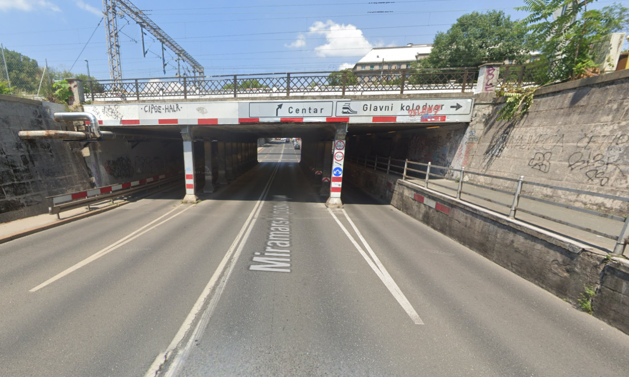 NEREALNA SLIKA Pogledajte kako se autobus sa Kosova i Metohije zaglavlio ispod podvožnjaka u Miramarskoj (FOTO)