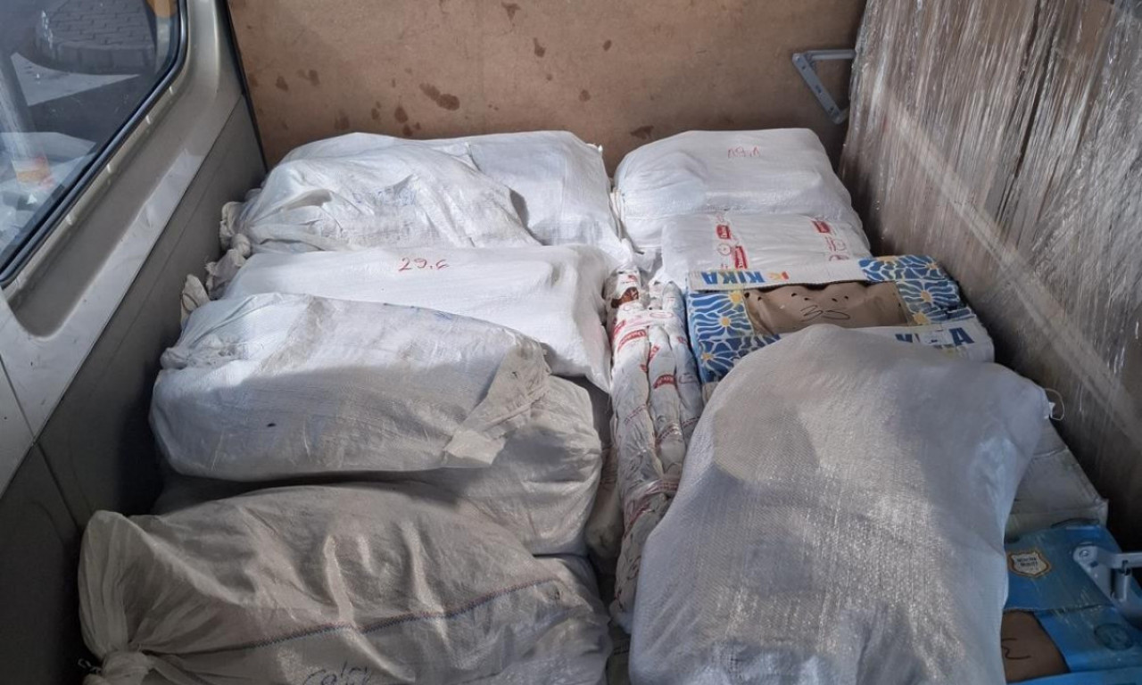 ŠOKANTNA ZAPLENA NA HORGOŠU TEŠKA VIŠE OD JEDNE TONE! Evo šta su nagurali u jedan kombi i nadali se da će proći (FOTO)