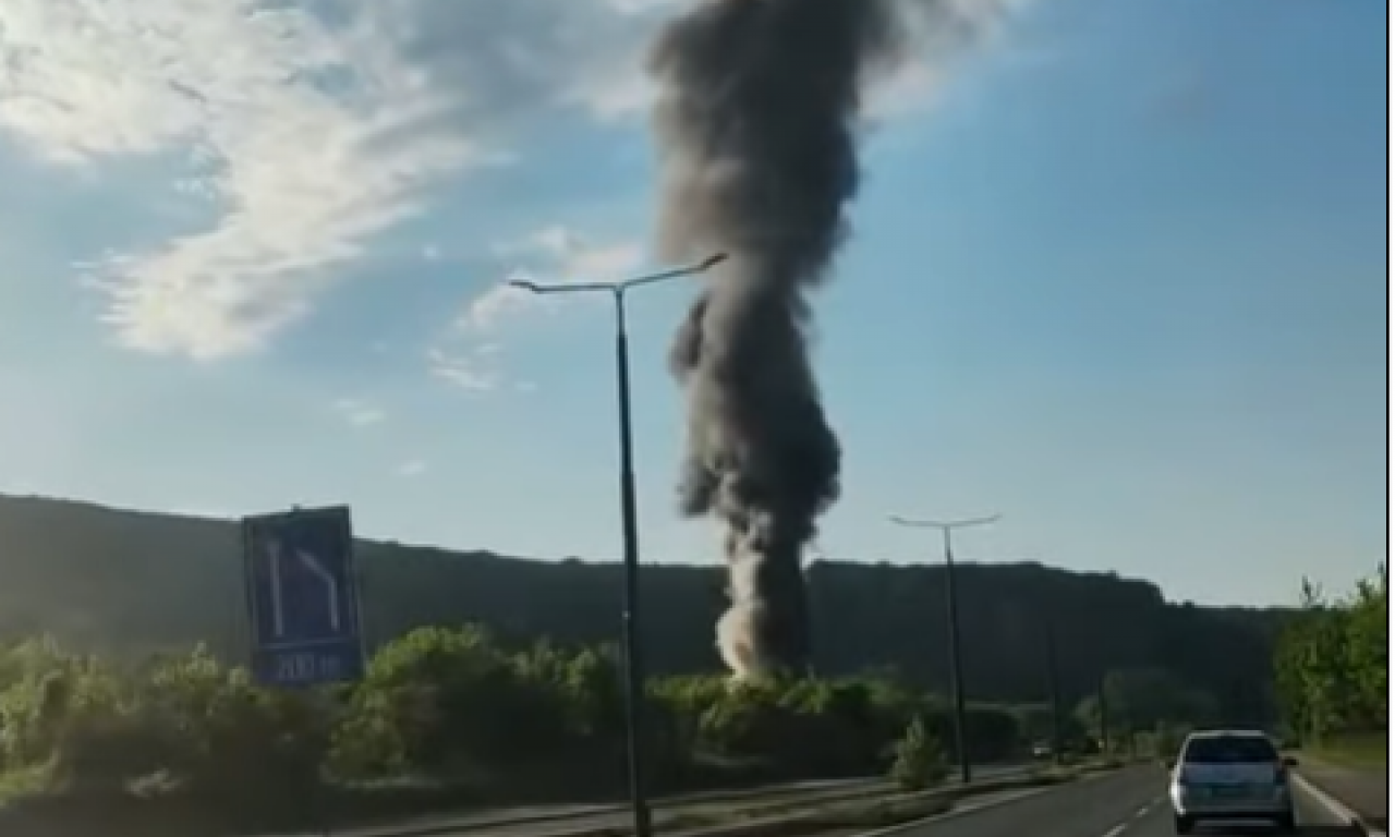 GORE VAGONI U RAKOVICI: Gust dim se širi! (VIDEO)