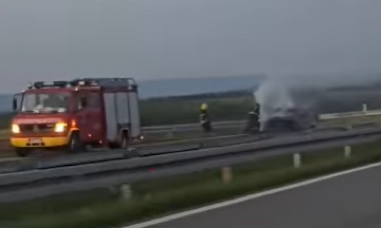 DRAMA NA AUTO-PUTU: Izgoreo automobil, vatrogasci i policija na terenu (VIDEO)