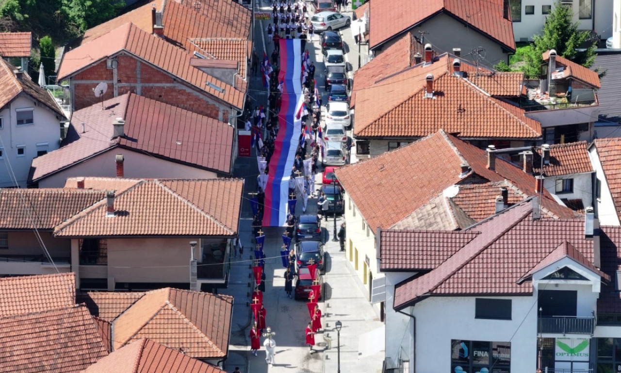 VELIČANSTVEN PRIZOR IZ PRIJEPOLJA: Veliki broj vernika prošetao ulicama, obeležili Svetog Vasilija, a tu je i trobojka!