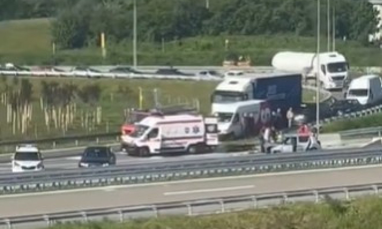 ŽESTOKA SAOBRAĆAJKA NA AUTO-PUTU MILOŠ VELIKI Hitna, vatrogasci i policija na terenu - stvara se zastoj! (VIDEO)