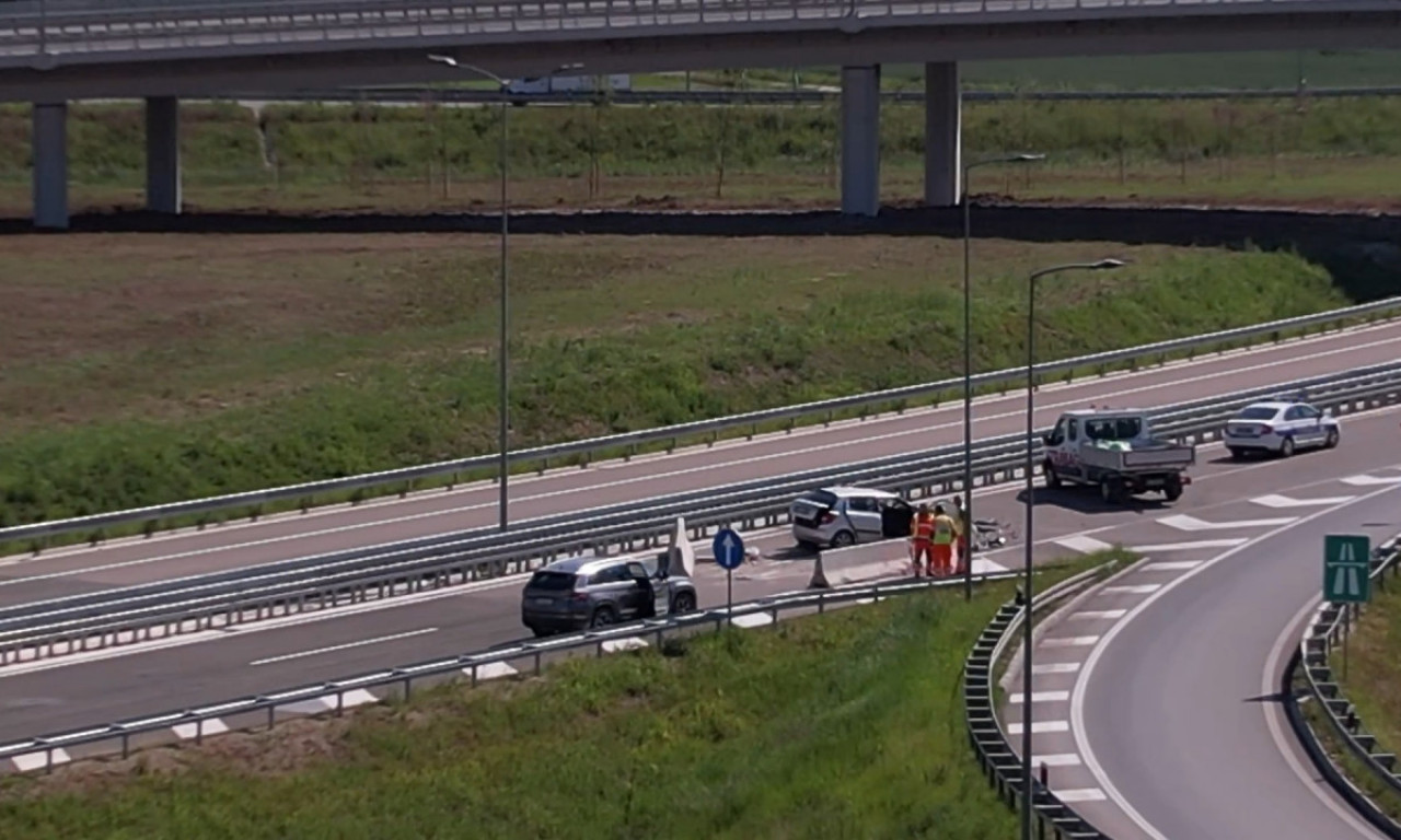 IZBILA TUČA NA AUTOPUTU "MILOŠ VELIKI" Dvojica muškaraca se udaraju dok devojka doziva pomoć (VIDEO)