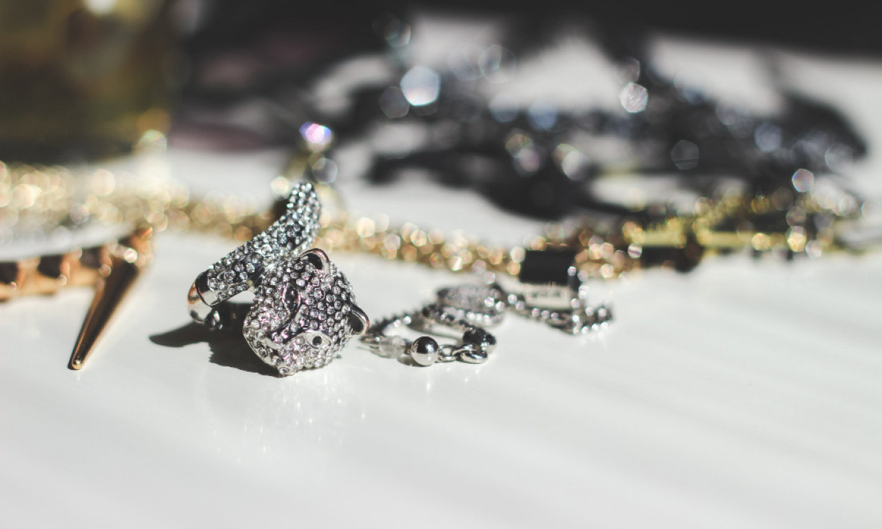 MUŠKARAC PRONAŠAO BLAGO PORED SVOJE LETNJE KUĆE Kopao crve, pa našao riznicu sa 20.000 srebrnjaka (FOTO)