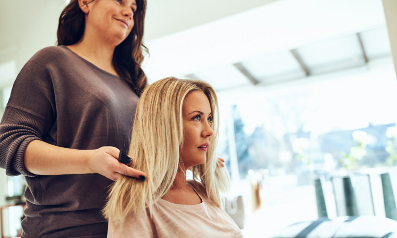 NEGA KOSE POSLE 50: Pet navika koje treba izbegavati za zdraviju i sjajniju kosu!