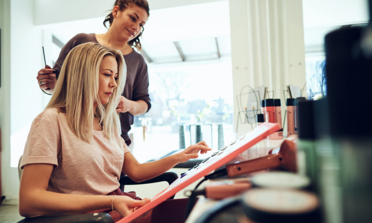 LETNJE BOJE KOSE ZA 2025. Ovo su nijanse koje će se nositi ovog leta!