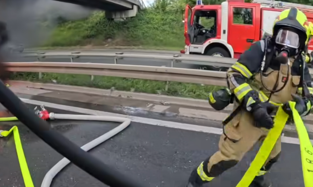 DRAMATIČAN SNIMAK GAŠENJA POŽARA NA AUTO-PUTU: Vatra gutala kamion, guma eksplodirala, umalo udarila vatrogasca!