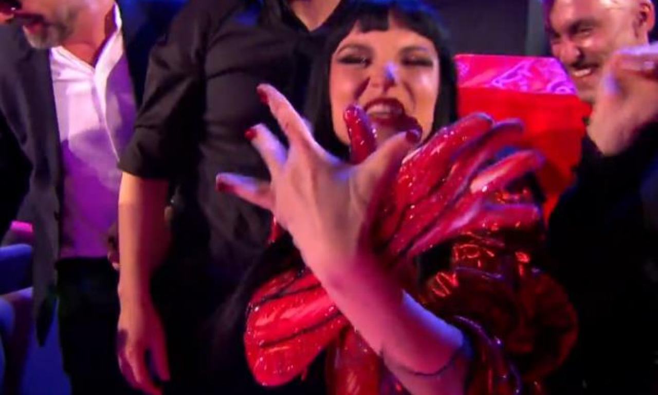 SRAMNA PROVOKACIJA NA EVROVIZIJI Albanka u programu uživo pokazala dvoglavog orla! (FOTO)