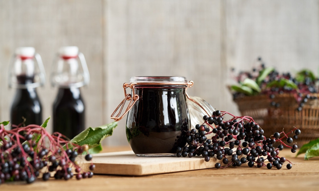 PROTIV VIRUSA I ZATVORA Domaći sirup od bobica zove mora da se pravi