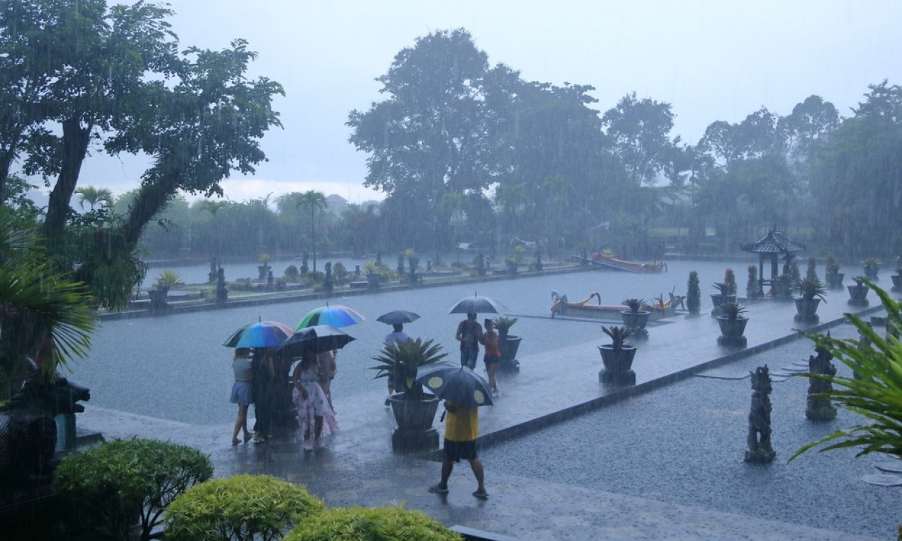 OSTVARITE POVRAT NOVCA AKO VAM NA ODMORU PADA KIŠA Evo i kako - spominje se čak i iznos od 10.000 evra