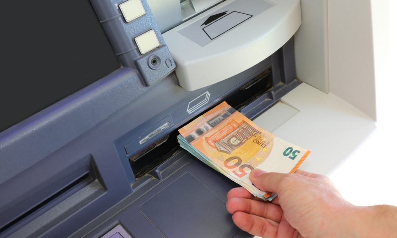 NEPRIJATNO IZNENAĐENJE NA VELIKOM BROJU BANKOMATA Ovi građani mogu da podignu samo pola željene sume!