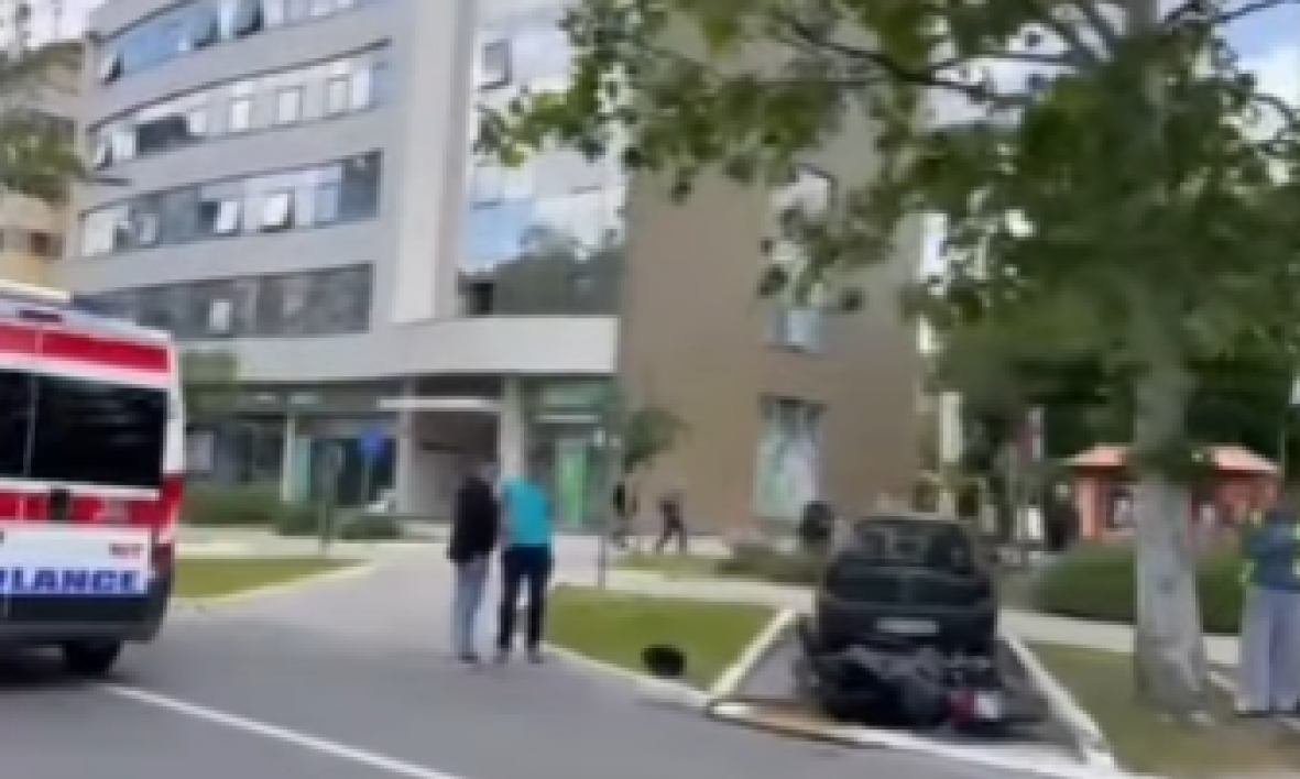 OBOREN MOTOCIKLISTA U NOVOM SADU Leži nepomično nasred ulice (VIDEO)