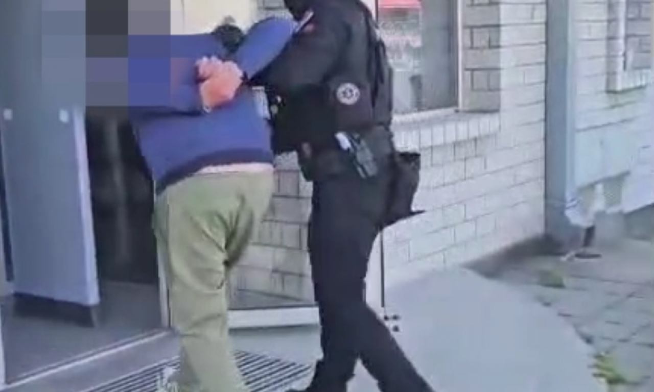 U DVA NAVRATA OPLJAČKAO PRODAVNICU U MIRIJEVU: Policija ga uhapsila, određeno mu zadržavanje!