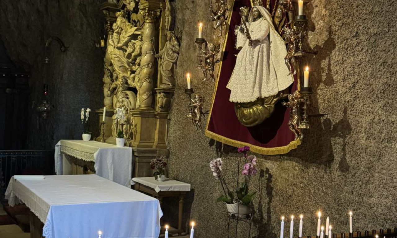 TRI KALUĐERICE ODBEGLE IZ DOMA MOGU DA OSTANU U MANASTIRU Nadležni im zabranili društvene mreže, a one odgovorile sledeće