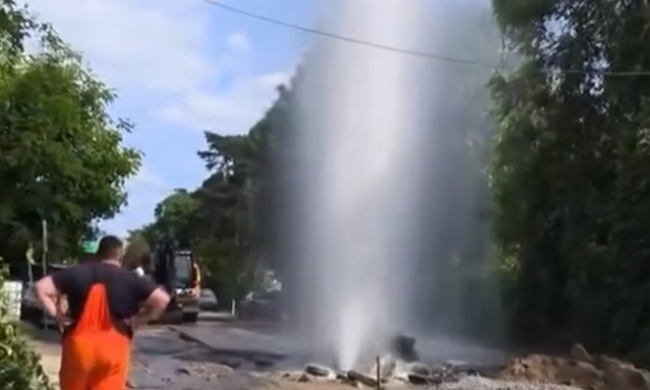 GEJZIR NASRED BEOGRADSKE ULICE U prestonici preliva, a građani se drže za glavu (VIDEO)