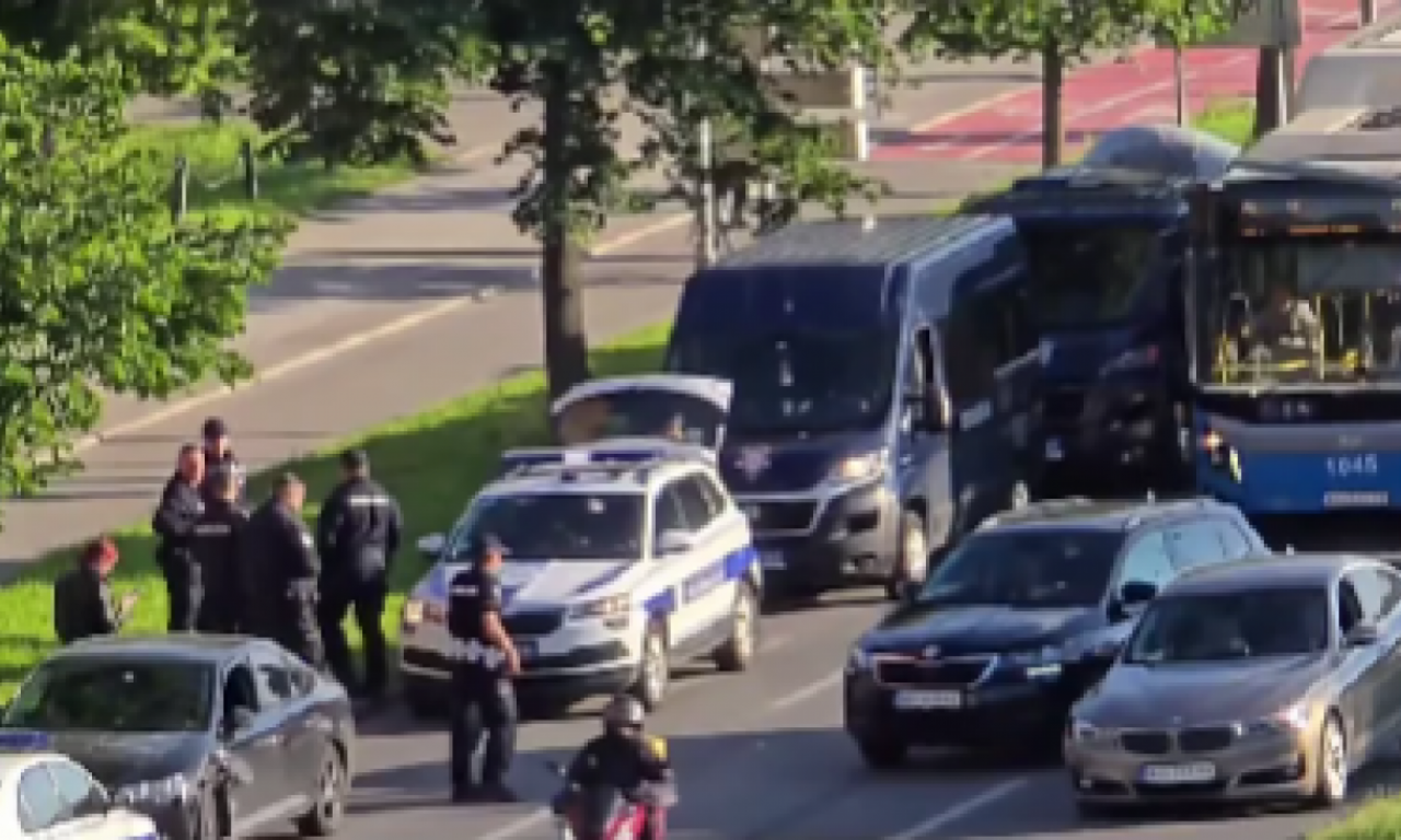 KARAMBOL U NOVOM SADU Posle sudara se potukli! Policija morala da privodi (VIDEO)