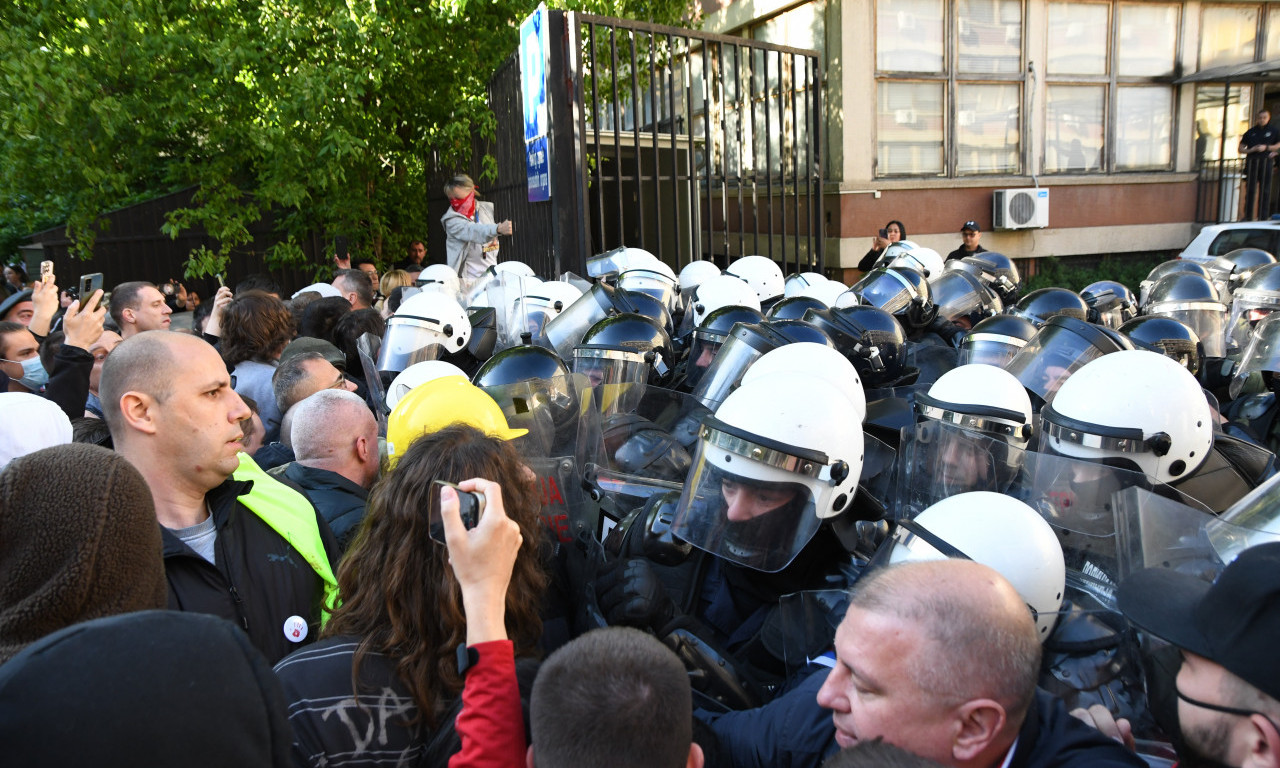 BLOKIRAN SUD, ZAPOSLENI NE MOGU NA POSAO! Pogledajte šta se dešava danas u Novom Sadu (VIDEO)
