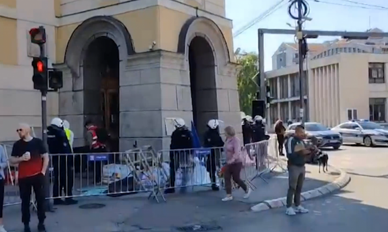 ŽANDARMERIJA ČUVA ZGRADU, A OBEZBEĐENJE UKLANJA BLOKADE Evo šta je sa zaposlenima u sudu u Nišu (VIDEO)