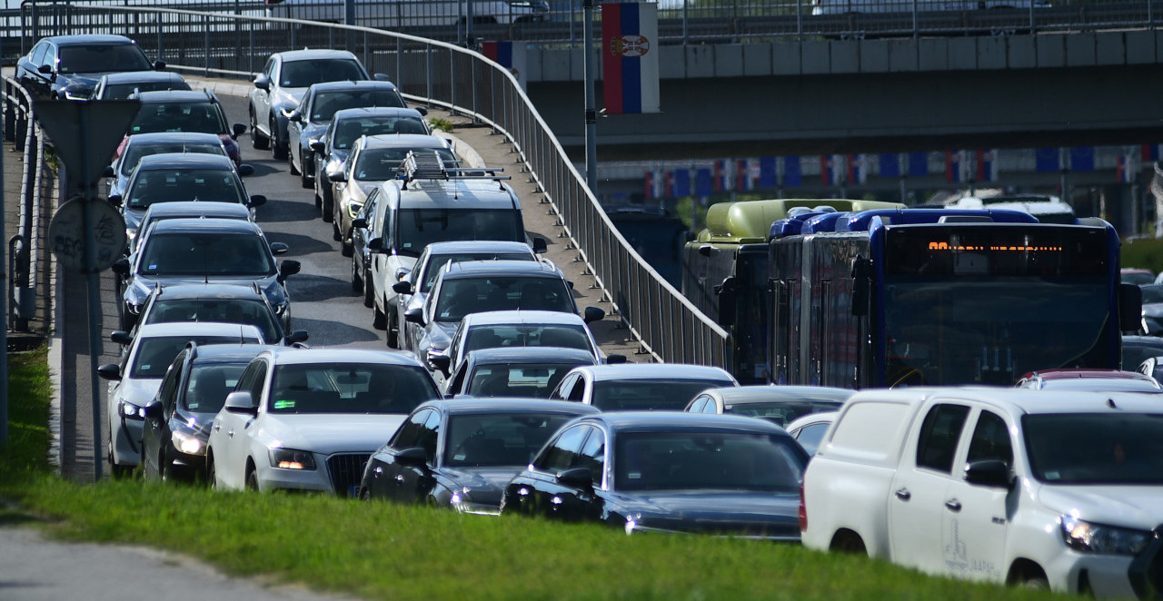 BEOGRAD U SAOBRAĆAJNOM KOLAPSU! Mostovi u crvenom, kamere kao zaleđene - ništa se ne pomera (FOTO)