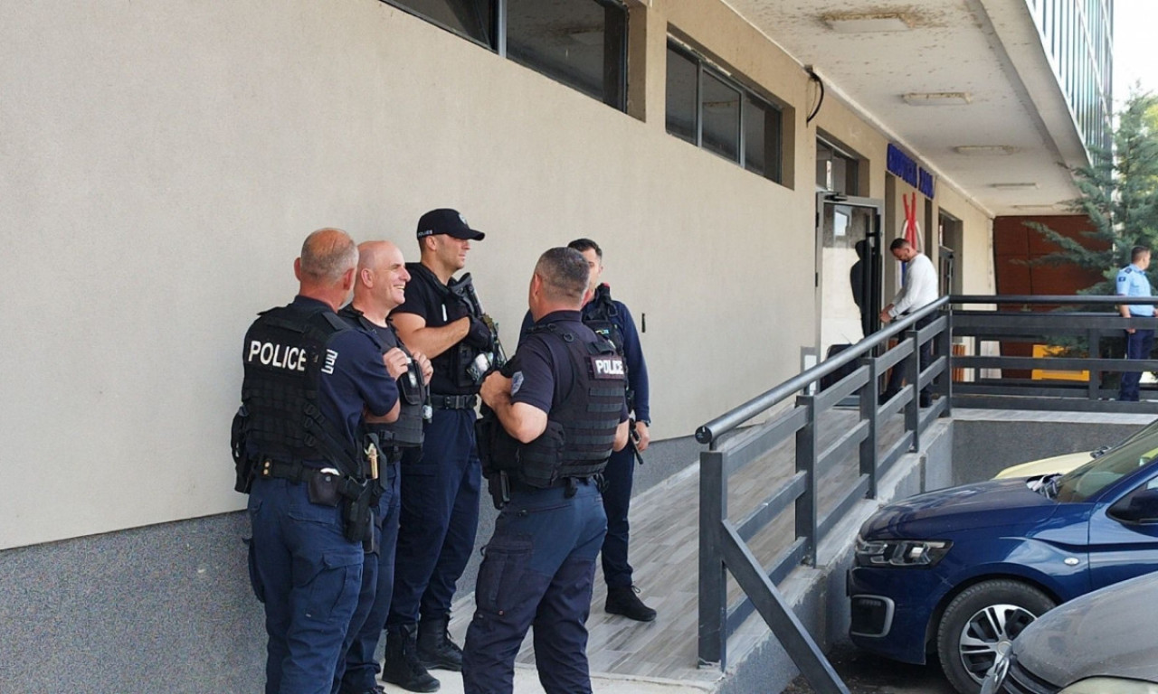 KURTIJEVA POLICIJA NASTAVLJA TEROR Upali u Halu sportova u Kosovskoj Mitovici i traže da deca i svi napuste objekat