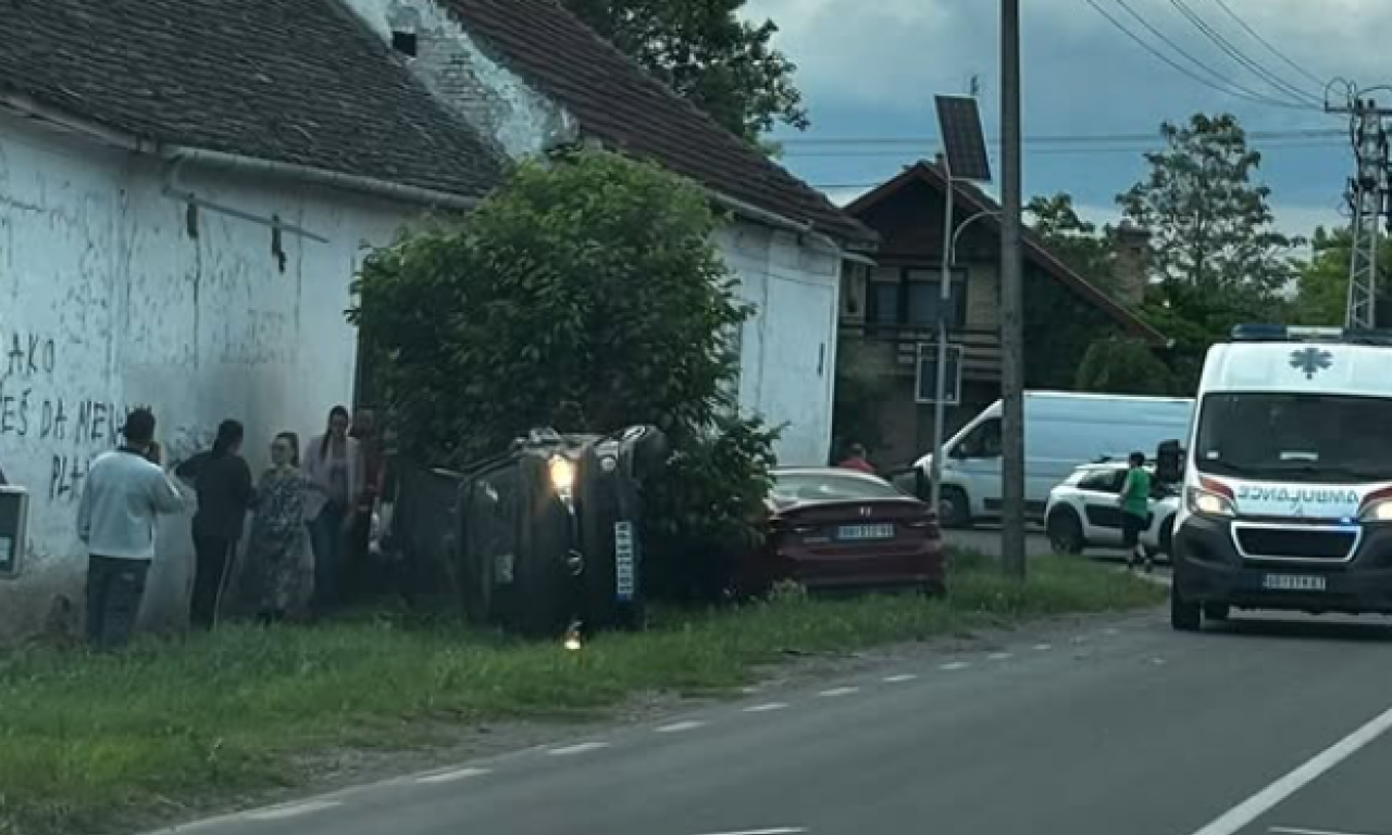 DVA VOZILA IZLETELA SA PUTA U RATKOVU: Umalo udarili u kuću, jedan prevrnut (FOTO)