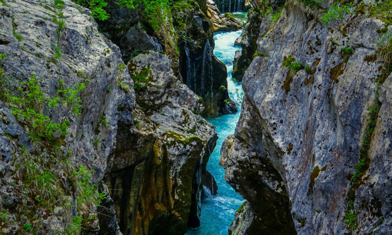 DRAKONSKA KAZNA ZA ŠPANCA: Bacio kamen niz klisuru, pa mu prete da će morati da plati 200.000 evra