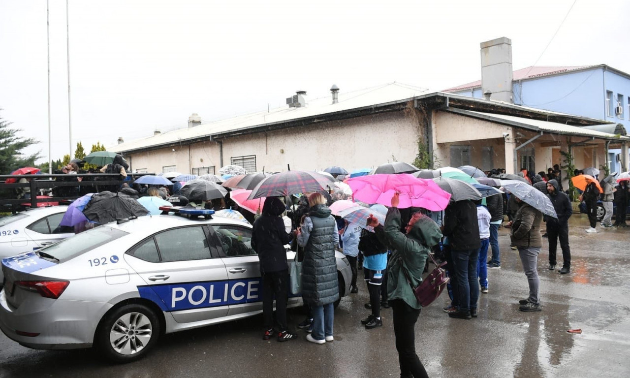 DECA NA ULICAMA KOSOVSKE MITROVICE  "Vratite nam halu!" Ovo je protest zbog zatvaranja sportskog centra! (FOTO)