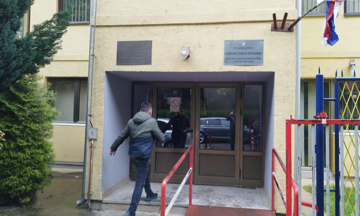 SRBI OPET NA METI! Upad Kurtijevih snaga  u Nacionalnu službu za zapošljavanje u Kosovskoj Mitrovici (FOTO)