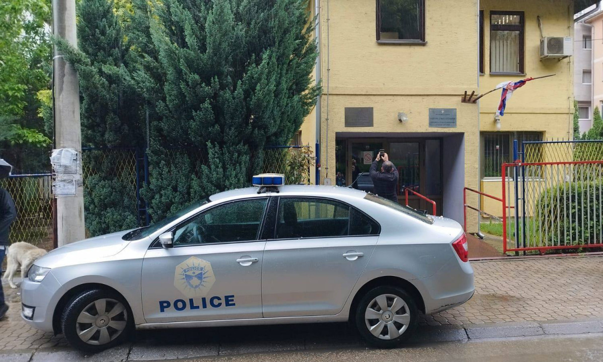 NE MIRUJU! Tzv. kosovska policija privela u Mitrovici dva muškarca zbog sumnje da su raznosili pošiljke Pošte Srbije