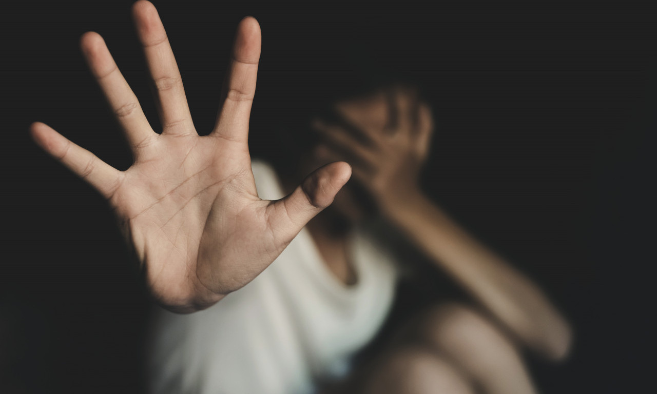 TRAŽI SE PRITVOR ZA TROJE OSUMNJIČENIH: Primorali muškarca da ošiša suprugu u prisustvu dece
