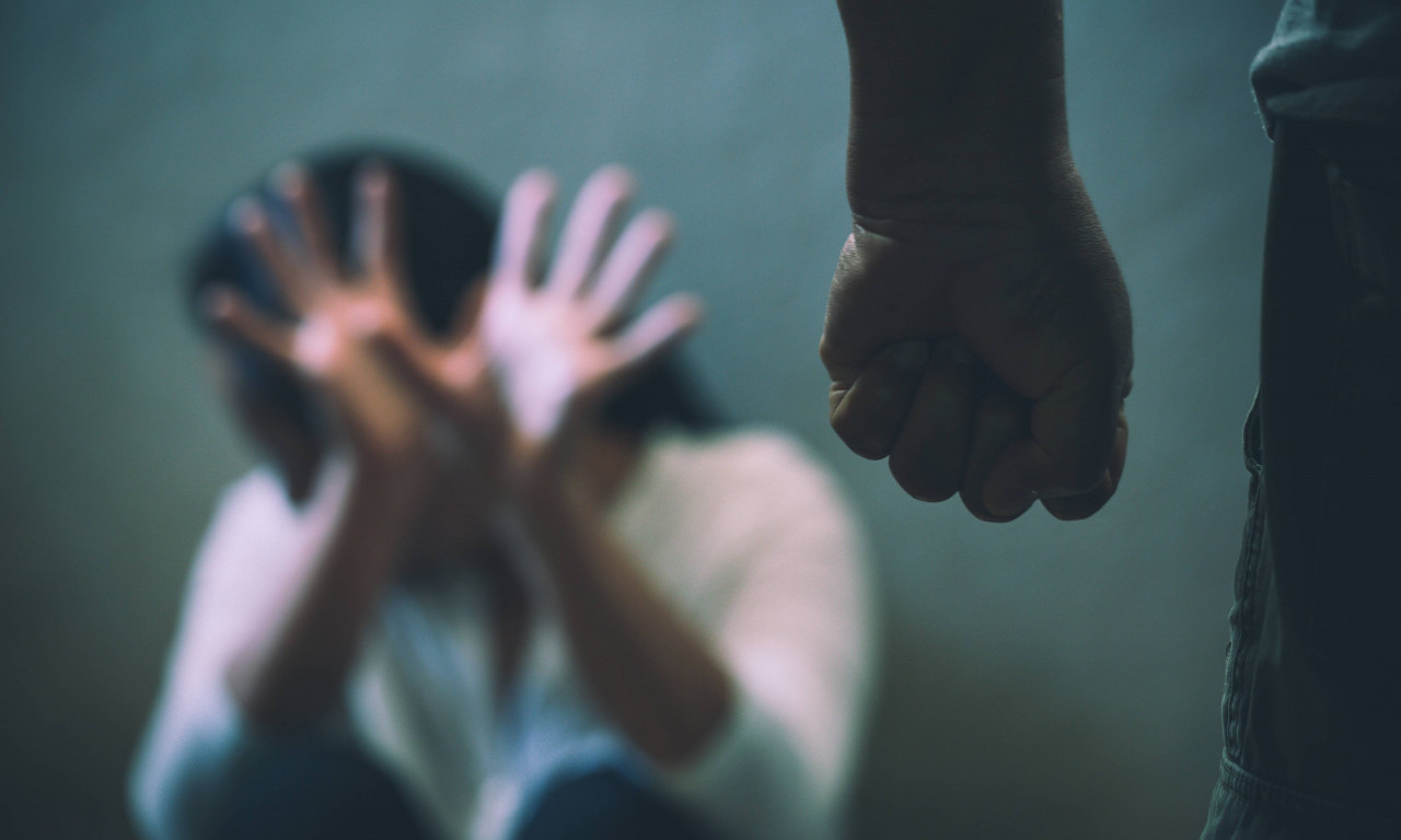 SRBIN (40) BRUTALNO PREBIO VANBRAČNU SUPRUGU U BUDVI, PA OBJAVIO NJEN INTIMNI SNIMAK Proteran iz Crne Gore