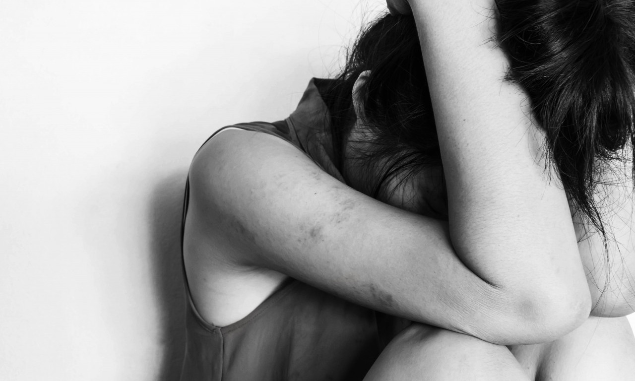 UČENIK (13) POKUŠAO DA SILUJE MAJKU SVOG ŠKOLSKOG DRUGA Davio je i izvadio nož