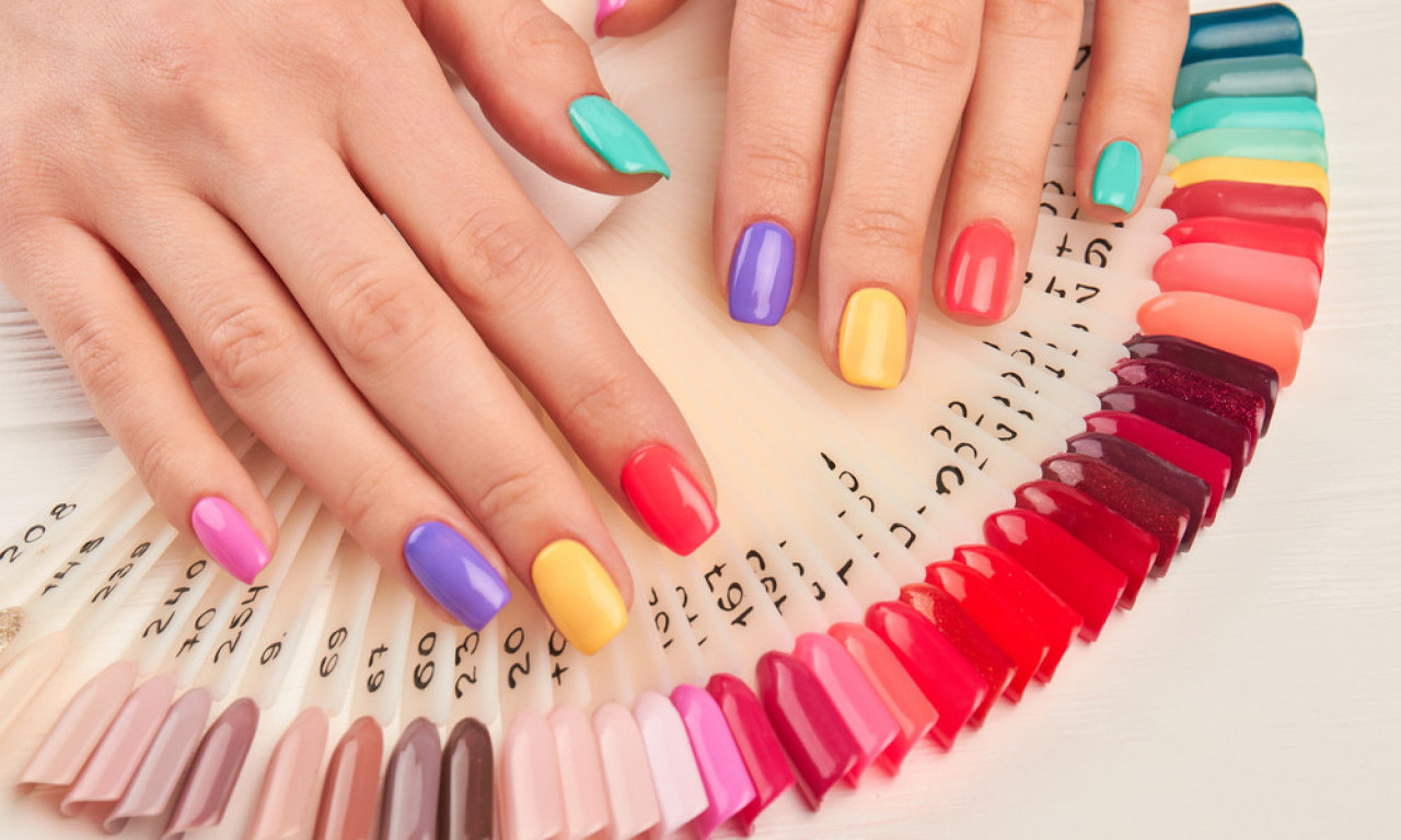 NAJMODERNIJE NIJANSE ZA LETNJI MANIKIR 2025. Svi će vam gledati u nokte!