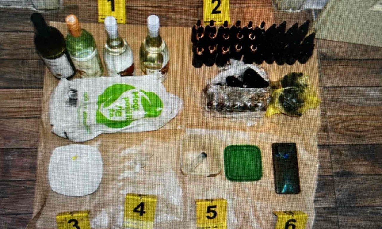 POLICIJA UPALA U STAN I PRONAŠLA VIŠE VRSTA NARKOTIKA: Priveden diler sa sve flašama čudne sadržine (FOTO)