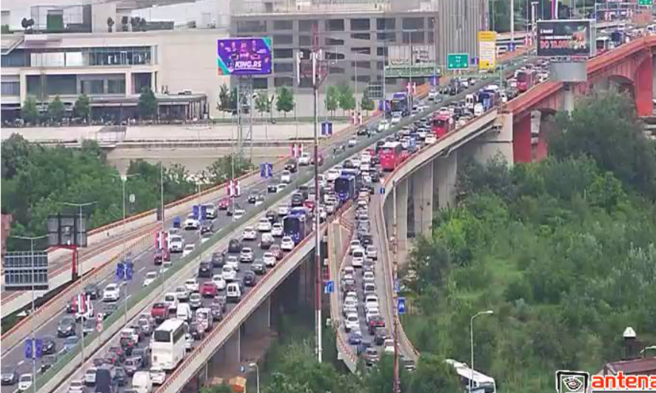 SAOBRAĆAJNI KOLAPS U BEOGRADU: Na Gazeli sve stoji, na Pančevcu "krkljanac", naoružajte se strpljenjem (FOTO)