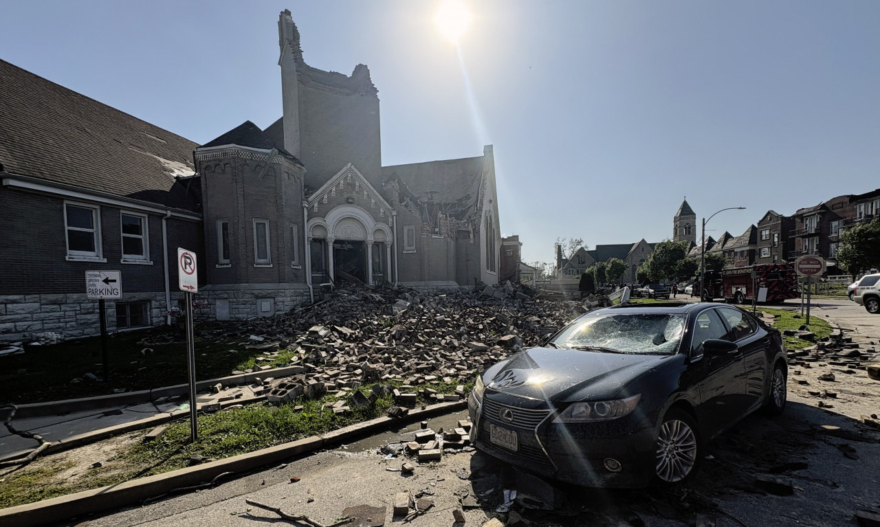 IMA MRTVIH I NESTALIH, SCENE SU UŽASNE: Srušio se deo crkve, pokidani semafori, krovovi... Žestok tornado u SAD (FOTO)