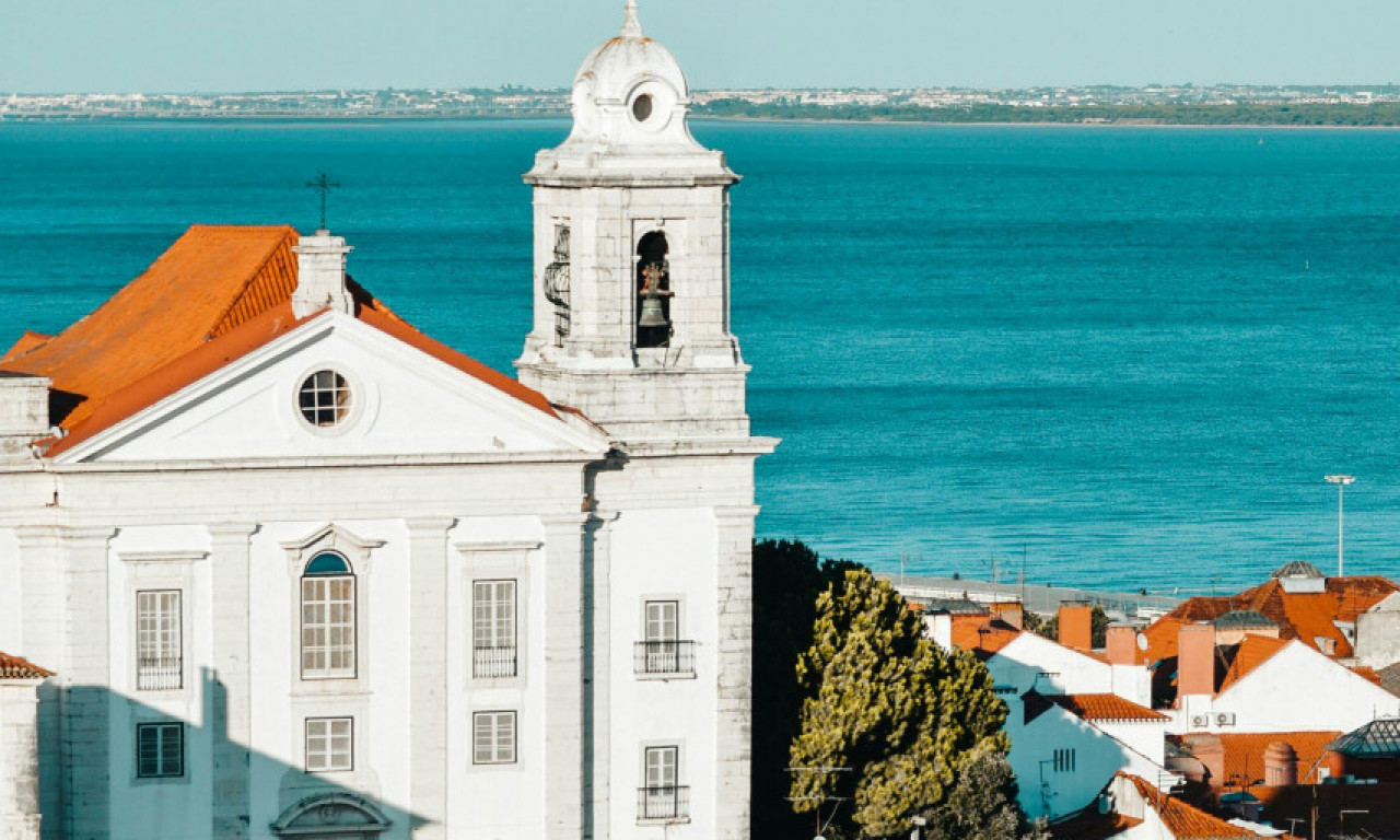 OVO MESTO JE ZALUDELO TURISTE, A JEFTINIJE JE I OD BUGARSKE Vino dva evra, kafa za evro i to nije sve