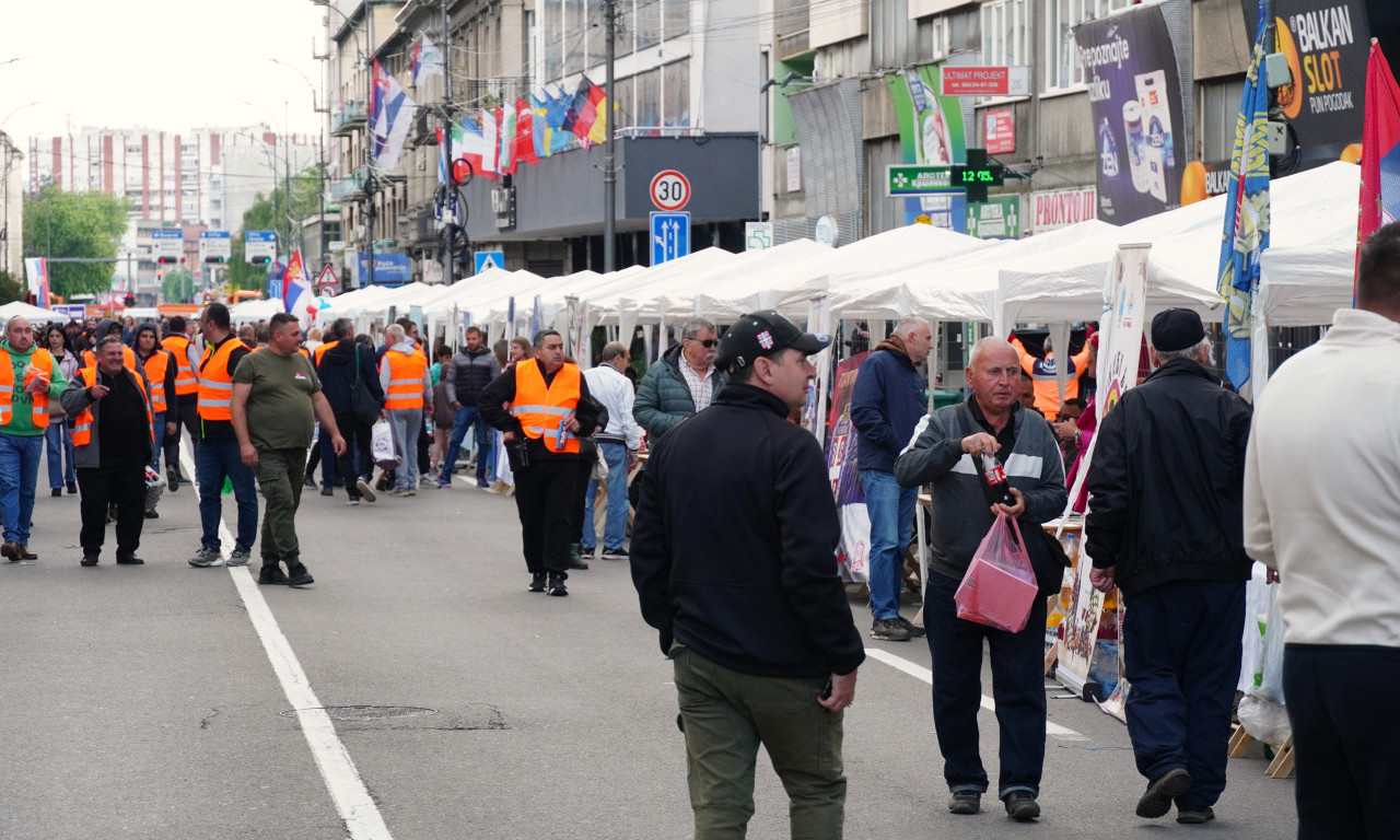 REKA LJUDI, VELIKA BINA, TOPLA ATMOSFERA... Svi hrle na štandove sabora - ovako danas izgleda Niš (FOTO, VIDEO)
