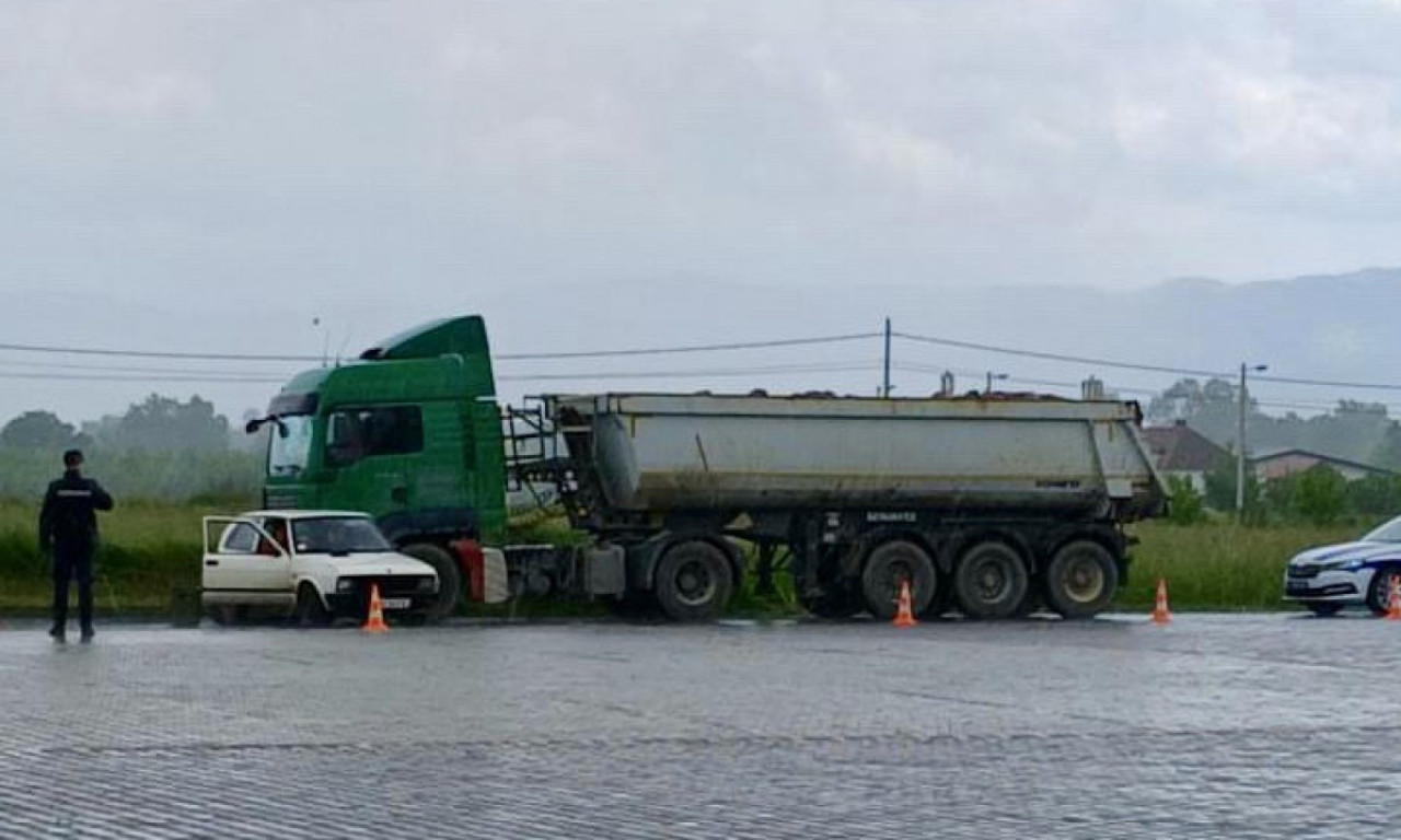 KAMION SE ZAKUCAO U JUGA NA IBARSKOJ: Težak sudar u Mrčajevcima kod Čačka
