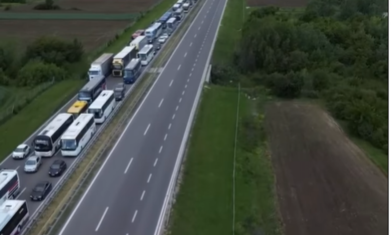 KILOMETARSKA KOLONA NA AUTO-PUTU: Vozači, oprez, nesreća kod Ražnja paralisala saobraćaj! (VIDEO)