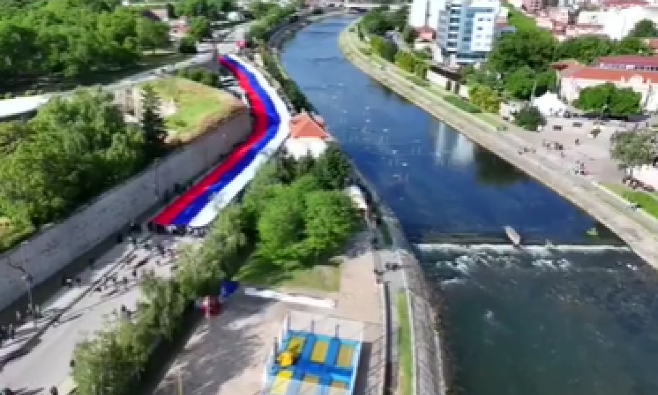 RAZVIJENA NAJDUŽA ZASTAVA SRBIJE NA SKUPU U NIŠU: Pogledajte veličanstven prizor! (FOTO/VIDEO)