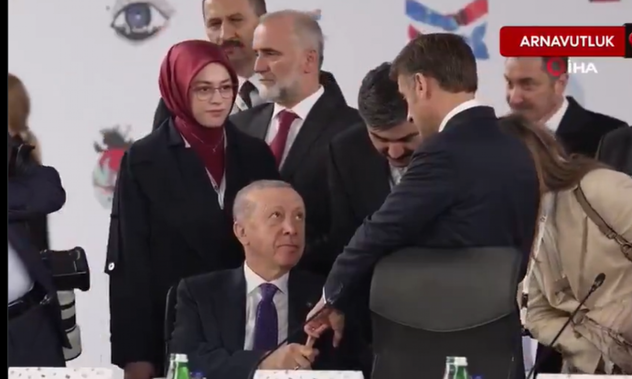 ERDOGAN POKAZAO MAKRONU KO JE GAZDA: Uhvatio ga za prst, a onda mu se suptilno osmehnuo, evo zašto je to uradio! (VIDEO)