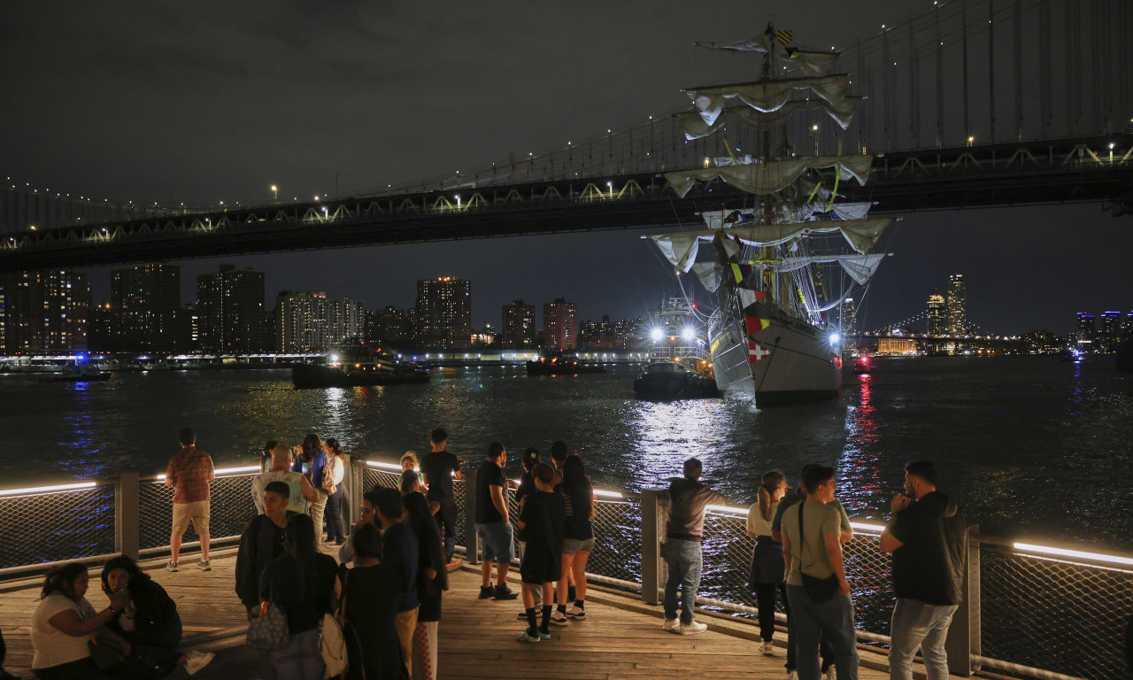 VELIKI BROD UDARIO U MOST - IMA MRTVIH! Pogledajte zastrašujuć trenutak, turisti odmah uzeli kamere (FOTO+VIDEO)