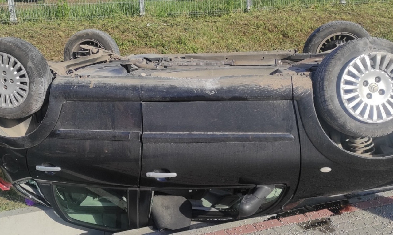 AUTOMOBIL SE ISPREVRTAO I ZAVRŠIO NA KROVU! Poznato u kakvom su stanju povređeni mladići kod Čačka