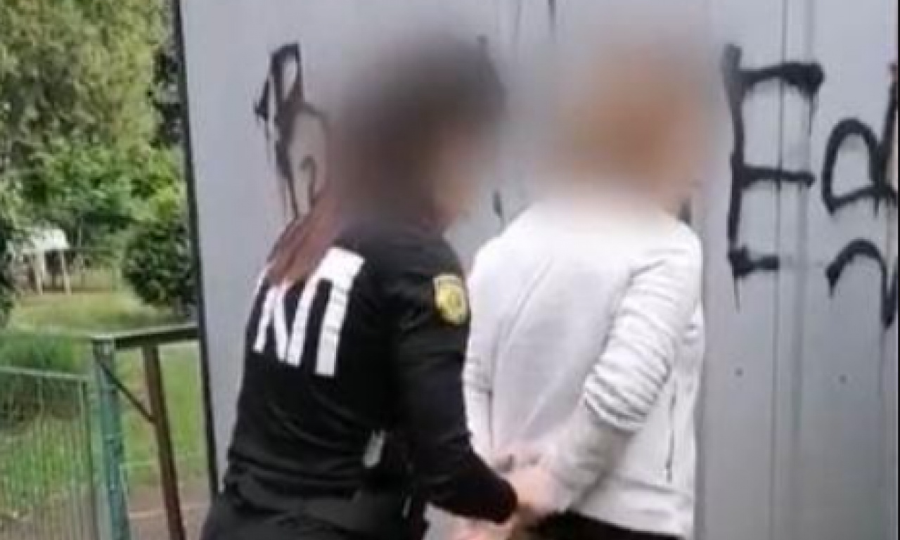 OVAKO SU LISICE NA RUKE STAVLJENE GOSPOĐI SA BELOM TAŠNOM! Pogledajte kako hapse carinskog agenta u Kruševcu (VIDEO)