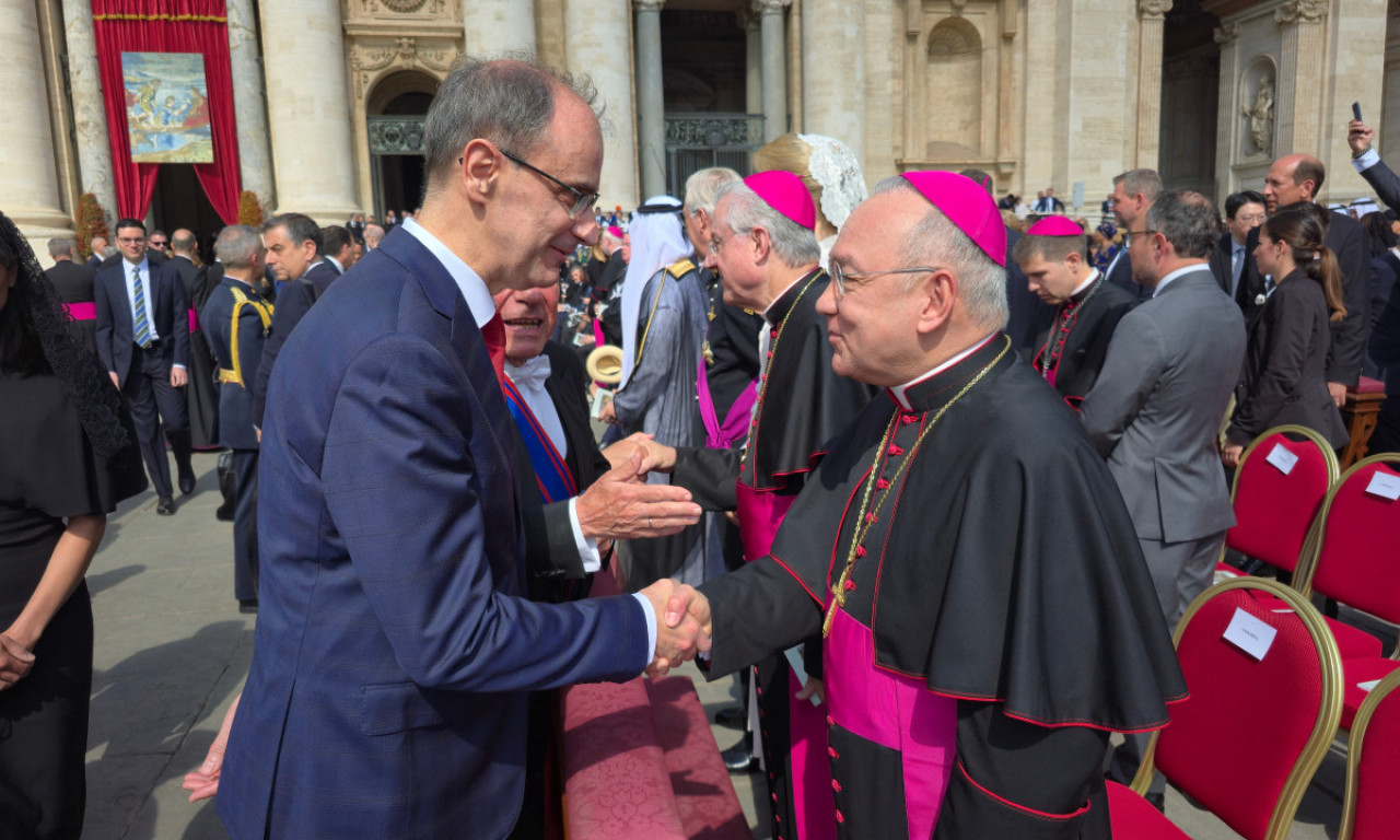 POGLEDAJTE KAKO JE ĐURO MACUT ISPOŠTOVAO PAPU LAVA XIV Premijer Srbije na inauguraciji u Vatikanu (FOTO)