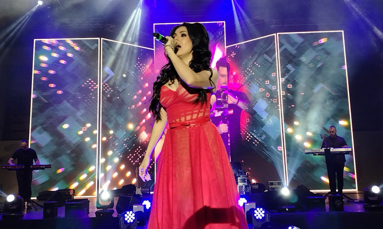 TANJA SAVIĆ ODUŠEVILA FANOVE NA KONCERTU U RODNOM SMEDEREVU Kad je na binu izašla ova plavuša nastao lom (FOTO)