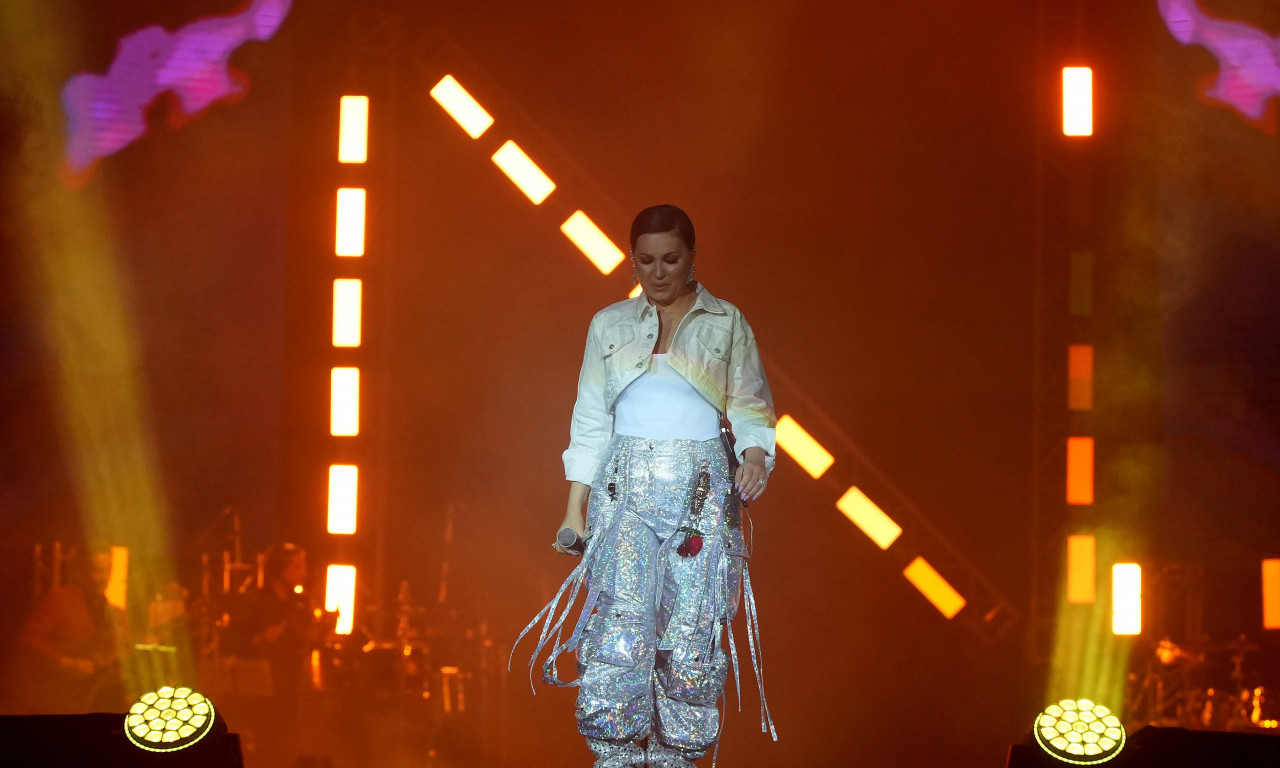 NINA BADRIĆ ODRŽALA KONCERT U ARENI Za publiku je imala posebnu molbu, a evo zbog čega je zaplakala (FOTO)