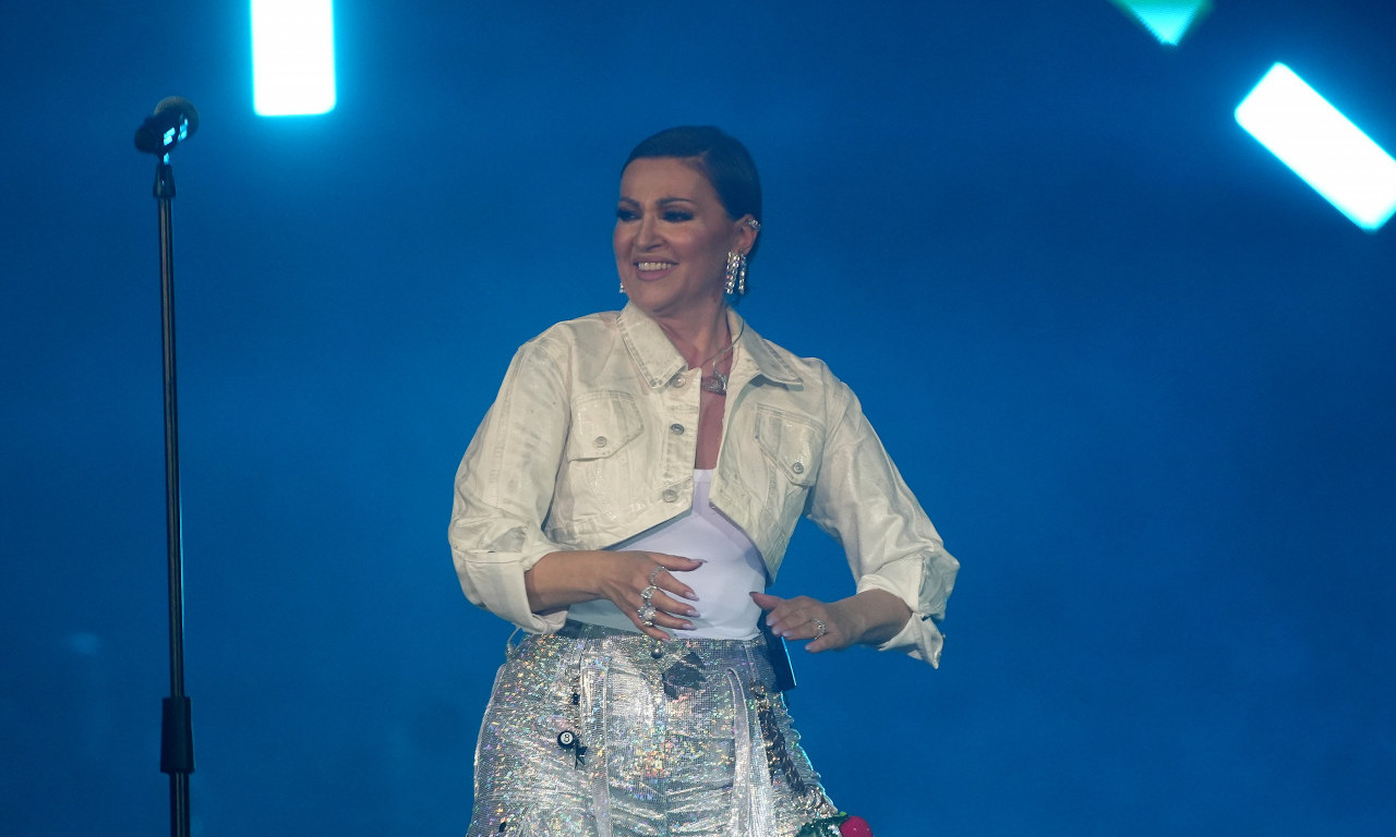 "IMALA SAM DVA POMAGAČA" Nina Badrić otkrila šta se dešavalo iza bine tokom koncerta u "BG areni" (VIDEO)